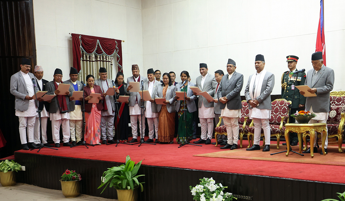 प्रचण्डको नेतृत्वमा मन्त्रिपरिषद् पुनर्गठन, नवनियुक्त मन्त्रीहरुले लिए शपथ